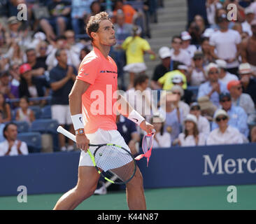 New York, Stati Uniti. 04 Sep, 2017. New York, NY, Stati Uniti d'America - 4 Settembre 2017: Rafael Nadal di Spagna celebra la vittoria contro Alexandr Dolgopolov dell'Ucraina a US Open Championships a Billie Jean King National Tennis Center Credito: lev radin/Alamy Live News Foto Stock