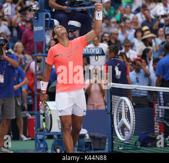 New York, Stati Uniti. 04 Sep, 2017. New York, NY, Stati Uniti d'America - 4 Settembre 2017: Rafael Nadal di Spagna celebra la vittoria contro Alexandr Dolgopolov dell'Ucraina a US Open Championships a Billie Jean King National Tennis Center Credito: lev radin/Alamy Live News Foto Stock