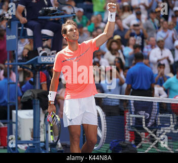 New York, Stati Uniti. 04 Sep, 2017. New York, NY, Stati Uniti d'America - 4 Settembre 2017: Rafael Nadal di Spagna celebra la vittoria contro Alexandr Dolgopolov dell'Ucraina a US Open Championships a Billie Jean King National Tennis Center Credito: lev radin/Alamy Live News Foto Stock