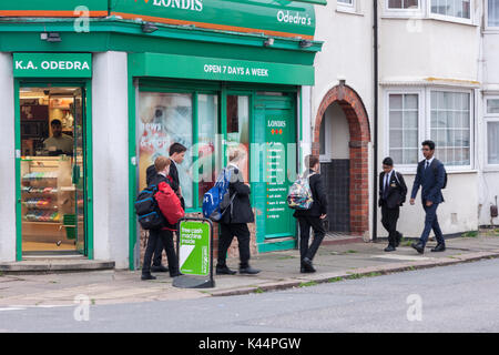 Northampton, Regno Unito. 5 Sep, 2017. Il primo giorno del rientro a scuola. Gli alunni al di fuori del negozio di dolciumi in King Edward rd, dirigendosi verso il Northampton scuola per ragazzi, questa mattina. Credito: Keith J Smith./Alamy Live News Foto Stock