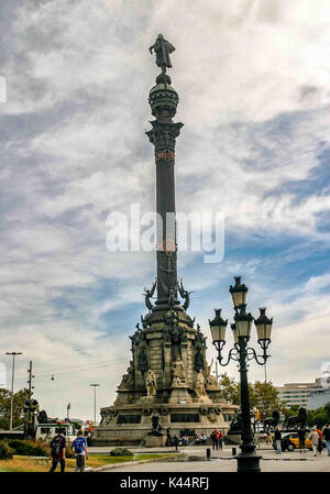 Barcellona, Spagna. Xix oct, 2004. Il 60 m (197 ft) il Monumento di Colombo, una statua di bronzo sulla cima di un alto colonne corinzie in corrispondenza della estremità inferiore della Rambla di Barcellona. Costruito nel 1888, si tratta di un promemoria che Columbus ha riferito alla Regina Isabella I e Re Ferdinando V a Barcellona dopo il suo primo viaggio nel nuovo mondo. Un importante destinazione turistica, Barcellona ha un ricco patrimonio culturale. Credito: Arnold Drapkin/ZUMA filo/Alamy Live News Foto Stock