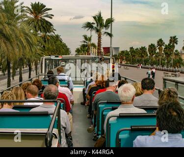 Barcellona, Spagna. Xix oct, 2004. Un double-decker bus turistico aziona attraverso le strade di Barcellona. Un importante destinazione turistica, Barcellona ha un ricco patrimonio culturale. Credito: Arnold Drapkin/ZUMA filo/Alamy Live News Foto Stock