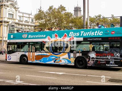 Barcellona, Spagna. Xix oct, 2004. Un dipinto luminosamente double-decker bus turistici su una strada di Barcellona. Un importante destinazione turistica, Barcellona ha un ricco patrimonio culturale. Credito: Arnold Drapkin/ZUMA filo/Alamy Live News Foto Stock