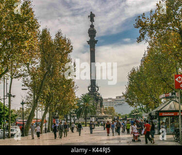 Barcellona, Spagna. Xix oct, 2004. La gente di passeggiare lungo la estremità inferiore della Rambla di Barcellona sotto il 60 m (197 ft) il Monumento di Colombo, una statua di bronzo sulla cima di un alto colonne corinzie. Costruito nel 1888, si tratta di un promemoria che Columbus ha riferito alla Regina Isabella I e Re Ferdinando V a Barcellona dopo il suo primo viaggio nel nuovo mondo. Un importante destinazione turistica, Barcellona ha un ricco patrimonio culturale. Credito: Arnold Drapkin/ZUMA filo/Alamy Live News Foto Stock