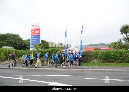 Penzance, Cornwall, Regno Unito. 5 Sep, 2017. Regno Unito Meteo. La pioggia tenuto spento per la prima tappa della Grande Tesco a piedi, come i camminatori sono arrivati a Tesco Penzance. La passeggiata è costituito da varie squadre di andare da Lands End a John O Groats, per carità fundraising Credito: Simon Maycock/Alamy Live News Foto Stock