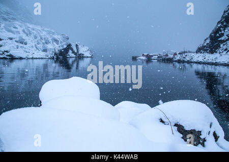 La nevicata sul villaggio di pescatori e il mare ghiacciato Nusfjord Isole Lofoten in Norvegia Europa Foto Stock