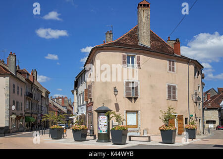 Vecchie case nel centro della città di Poligny, comune nel dipartimento del Giura in Franche-Comté, Lons-le-Saunier, Francia Foto Stock