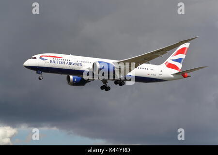 British Airways Boeing Dreamliner 787-8 G-ZBJE atterraggio all'Aeroporto Heathrow di Londra, Regno Unito Foto Stock