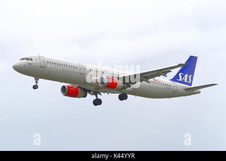 Scandinavian Airlines Airbus A321 LN-rki l'atterraggio all'Aeroporto Heathrow di Londra, Regno Unito Foto Stock