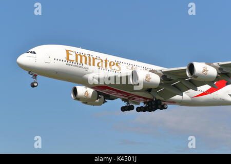 Emirati Arabi Uniti Airbus A380 A6-EOB atterraggio all'Aeroporto Heathrow di Londra, Regno Unito Foto Stock