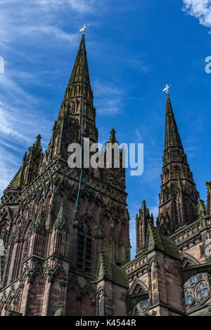 Lichfield Cathedral si trova a Lichfield, Staffordshire, Inghilterra. È il solo inglese medievale Cattedrale con tre guglie Foto Stock