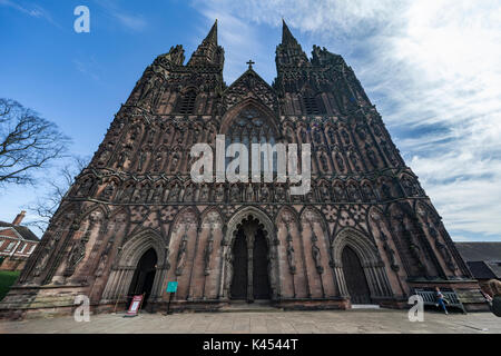 Lichfield Cathedral si trova a Lichfield, Staffordshire, Inghilterra. È il solo inglese medievale Cattedrale con tre guglie Foto Stock