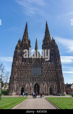 Lichfield Cathedral si trova a Lichfield, Staffordshire, Inghilterra. È il solo inglese medievale Cattedrale con tre guglie Foto Stock