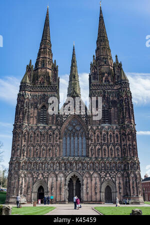 Lichfield Cathedral si trova a Lichfield, Staffordshire, Inghilterra. È il solo inglese medievale Cattedrale con tre guglie Foto Stock