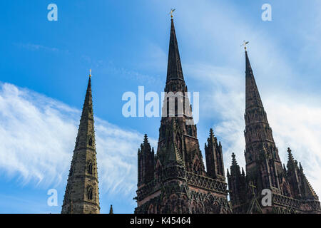 Lichfield Cathedral si trova a Lichfield, Staffordshire, Inghilterra. È il solo inglese medievale Cattedrale con tre guglie Foto Stock