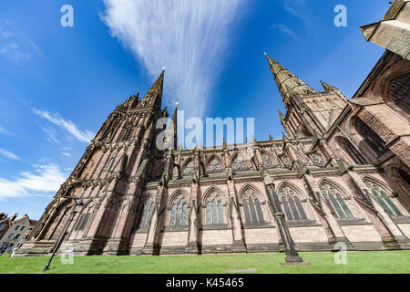 Lichfield Cathedral si trova a Lichfield, Staffordshire, Inghilterra. È il solo inglese medievale Cattedrale con tre guglie Foto Stock