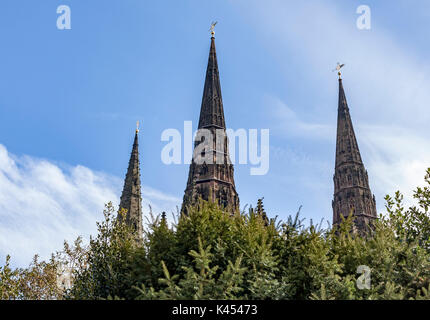 Lichfield Cathedral si trova a Lichfield, Staffordshire, Inghilterra. È il solo inglese medievale Cattedrale con tre guglie Foto Stock