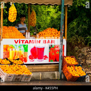 Pressione di stallo di mercato la vendita di arance in Side Turchia Foto Stock