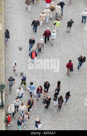 Un sacco di turisti al Ponte Carlo (Karluv most) a praga repubblica ceca, visto dall'alto. Foto Stock