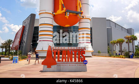 Lo space shuttle Atlantis presentano segno al Complesso Visitatori del Centro Spaziale Kennedy a Cape Canaveral, in Florida Foto Stock