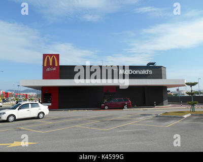 SEREMBAN, Malesia - 2 ottobre 2016: Mc Donald's logo commerciale in corrispondenza di un loro ramo di franchising in Seremban, Malaysia. Foto Stock