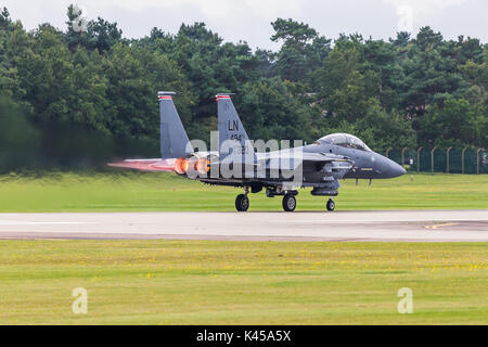 Un USAF F-15E Strike Eagle dal 494th Fighter Squadron si applica riscaldare nuovamente come si decolla da RAF Lakenheath nel Suffolk per un corso di formazione sortie. Foto Stock