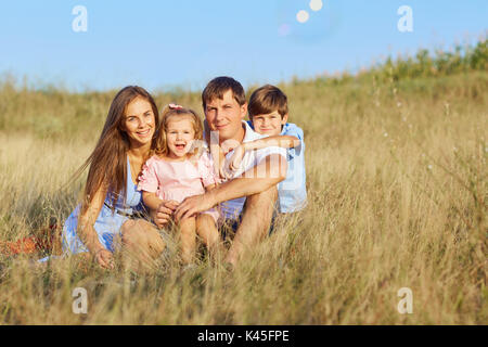 La famiglia felice in natura. Foto Stock