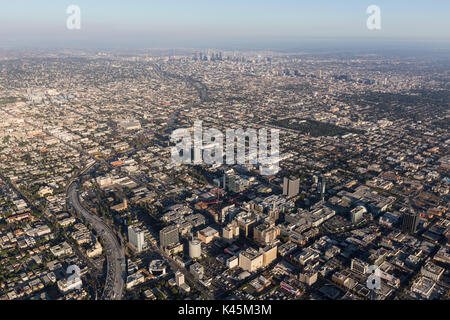 Los Angeles, California, Stati Uniti d'America - 7 Agosto 2017: vista aerea di Hollywood, la superstrada 101 e il centro cittadino di Los Angeles. Foto Stock