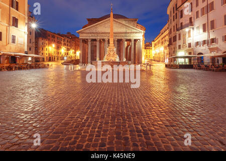 Il Pantheon di notte, Roma, Italia Foto Stock