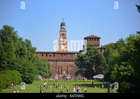 Bellissimo Parco Sempione e il famoso Castello Sforzesco nel cuore di Milano, Italia Foto Stock