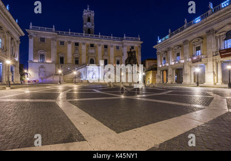 Campidoglio, Roma, lazio, Italy. La piazza del Campidoglio di notte con la replica della statua equestre di Marco Aurelio. Foto Stock