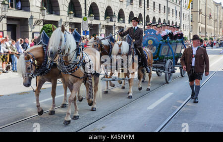 L'Oktoberfest a Monaco di Baviera è il mondo più grande festa della birra e all'apertura pubblica parade 9000 partecipanti prendono posto con bande musicali e cavalli Foto Stock