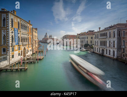 Ponte dell Accademia, Venezia, Italia. Barche sul Canal Grande Foto Stock