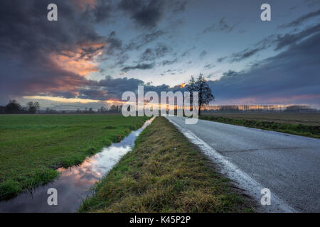 Lacchiarella, Lombardia, Italia. Tramonto nella Valle Padana Foto Stock