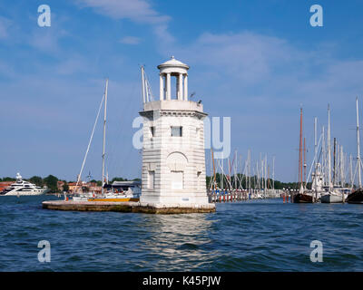 Ingresso alla Darsena Crose yacht harbour, Isola di San Giorgio Maggiore, Venezia, Italia Foto Stock