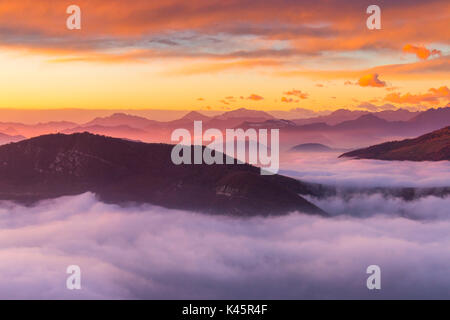 Il tramonto sopra le nuvole sopra Prealpi Orobiche. Monte Bronzone (Prealpi Orobiche). Viadanica, provincia di Bergamo, Lombardia, Italia, Europa Foto Stock