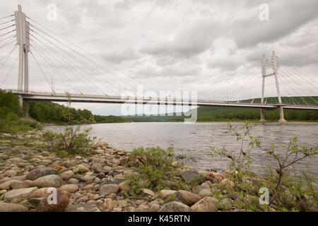 Il Sami ponte che attraversa il fiume Tana, Finnish-Norwegian frontiera, Utsjoki, Nord della Lapponia Foto Stock