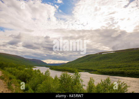 Fiume Tana, confine naturale tra la Finlandia e la Norvegia, Utsjoki, Lapponia settentrionale Foto Stock