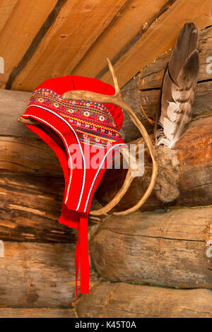 Donna di copricapi in regioni sami della Lapponia, Finlandia Foto Stock