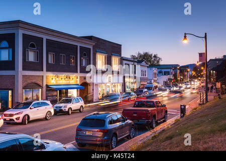 Stati Uniti d'America, New York, Montagne Adirondack, Lake Placid, Main Street, crepuscolo Foto Stock