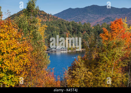 Stati Uniti d'America, New York, Montagne Adirondack, Lake Placid, Lake Placid Club Boathouse, ristorante sul lago a specchio, autunno Foto Stock