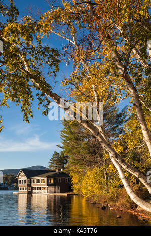 Stati Uniti d'America, New York, Montagne Adirondack, Lake Placid, Lake Placid Club Boathouse, ristorante sul lago a specchio, autunno Foto Stock