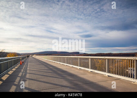 Stati Uniti d'America, New York, Hudson Valley, Poughkeepsee, marciapiede su Hudson, passaggio pedonale sul treno rinnovato traliccio sul fiume Hudson Foto Stock