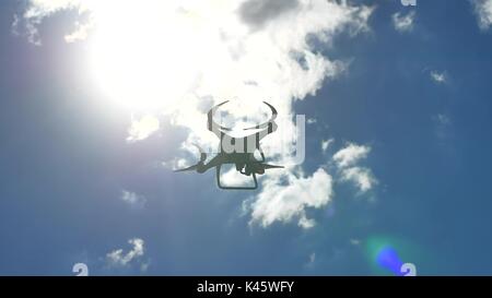 Quadcopter vola in aria. Radio-controllato Helicopter Quadcopter vola in cielo Foto Stock