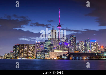 Canada Ontario, Toronto, skyline dal molo di Polson, crepuscolo Foto Stock