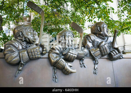 Canada Ontario, Toronto, hockey scultura, il nostro gioco da Edie Parker, al di fuori di Hockey Hall of Fame Foto Stock