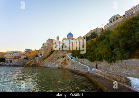 Ermoupolis in Syros Island con Vaporia area e case tradizionali al tramonto o la mattina presto prima dell'alba o al tramonto, Grecia Foto Stock