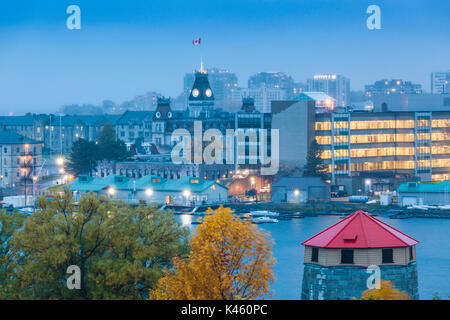 Canada Ontario, le Mille Isole Regione, Kingston, elevati vista città, crepuscolo Foto Stock