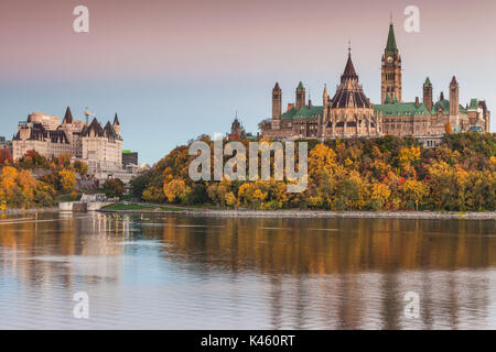 Canada Ontario, Ottawa, capitale del Canada, il Parlamento Canadese Edificio, autunno, crepuscolo Foto Stock