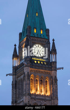 Canada Ontario, Ottawa, capitale del Canada, il Parlamento Canadese edificio torre di pace, crepuscolo Foto Stock